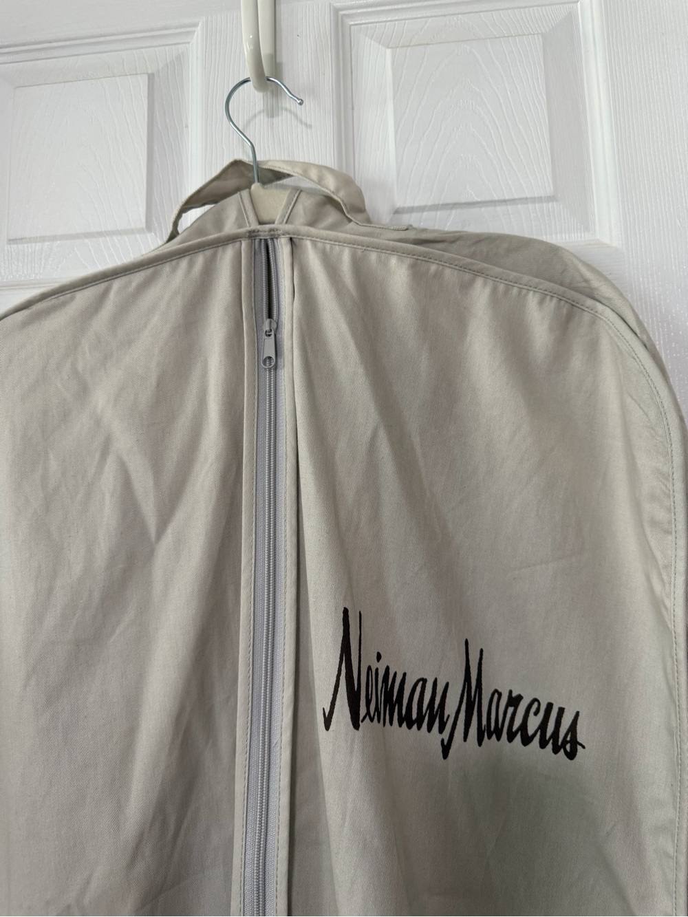 Neiman Marcus Garment Bag. Khaki - Picture 3 of 4